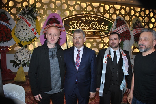 Günaydın Grup Yönetim Kurulu Başkanı Mustafa - Sultan Günaydın çiftinin kızları Dilara, Süleyman- Ayşe Emanet’in oğulları Ahmet, Mira Palas’ta düzenlenen görkemli düğün töreniyle dünya evine girdi.