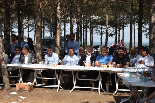Sultangazi Durağanlılar Derneği piknik havasında keşkek ve güreş şöleni düzenledi