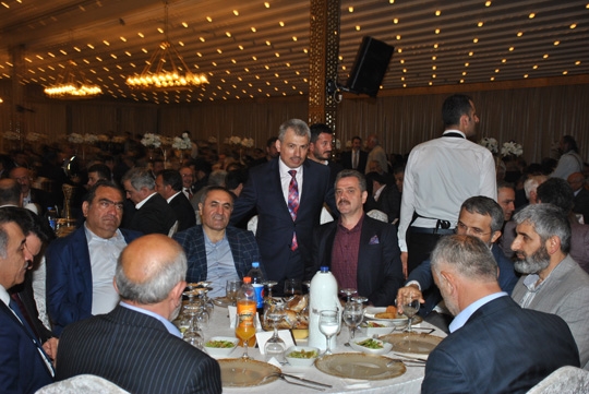 Günaydın Grup Yönetim Kurulu Başkanı Mustafa - Sultan Günaydın çiftinin kızları Dilara, Süleyman- Ayşe Emanet’in oğulları Ahmet, Mira Palas’ta düzenlenen görkemli düğün töreniyle dünya evine girdi.