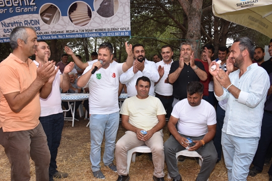 Sultangazi Durağanlılar Derneği piknik havasında keşkek ve güreş şöleni düzenledi