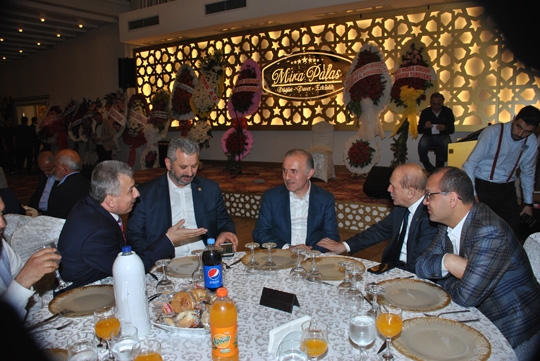 Günaydın Grup Yönetim Kurulu Başkanı Mustafa - Sultan Günaydın çiftinin kızları Dilara, Süleyman- Ayşe Emanet’in oğulları Ahmet, Mira Palas’ta düzenlenen görkemli düğün töreniyle dünya evine girdi.