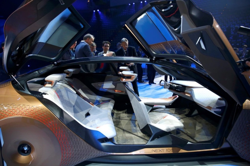 Geleceğin mobilite anlayışına yönelik bir otomobil" olarak lanse edilen Vision Next 100'ün renk değiştirme ve diğer araç ile yayalarla etkileşim kurabilme özelliklerine sahip olacağı varsayılıyor.