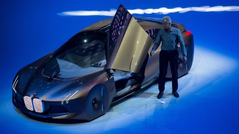 Geleceğin mobilite anlayışına yönelik bir otomobil" olarak lanse edilen Vision Next 100'ün renk değiştirme ve diğer araç ile yayalarla etkileşim kurabilme özelliklerine sahip olacağı varsayılıyor.
