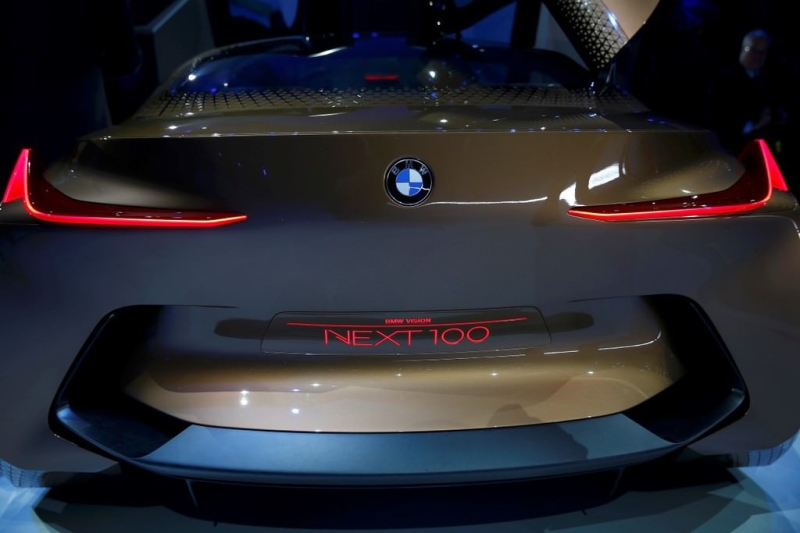 Geleceğin mobilite anlayışına yönelik bir otomobil" olarak lanse edilen Vision Next 100'ün renk değiştirme ve diğer araç ile yayalarla etkileşim kurabilme özelliklerine sahip olacağı varsayılıyor.