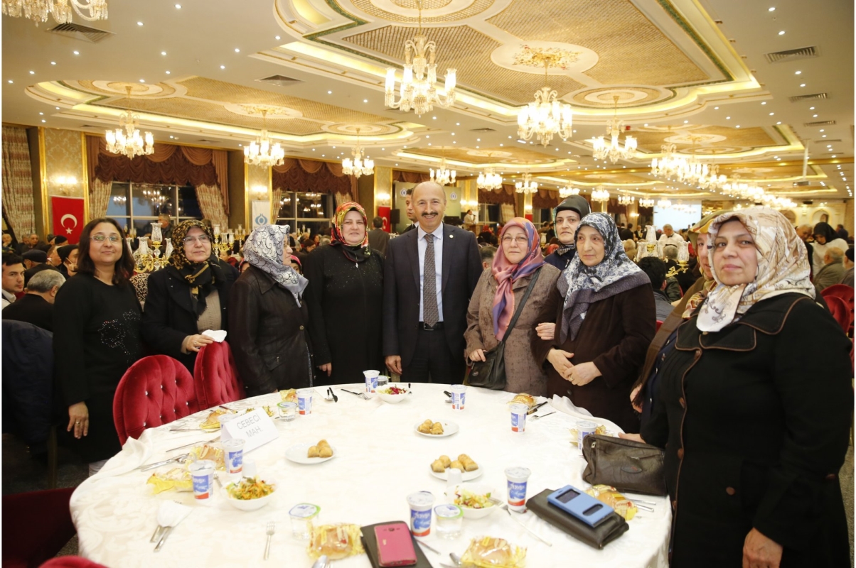 Sultangazi Belediyesi, Dünya Yaşlılar Günü öncesi Sultangazili çınarlarla biraraya geldi. Programda konuşma yapan Sultangazi Belediye Başkanı Cahit Altunay, derin bir tarihe ve köklü bir kültüre sahip olduğumuzu belirterek, “Bu kültürü oluşturan yaşlılarımıza şükran borçluyuz. Kültürümüzü yaşatabilmek, önümüzdeki nesillere aktarmak sorumluluğunu taşıyoruz” dedi.