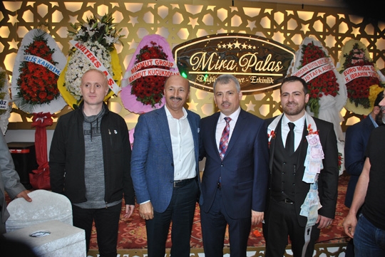 Günaydın Grup Yönetim Kurulu Başkanı Mustafa - Sultan Günaydın çiftinin kızları Dilara, Süleyman- Ayşe Emanet’in oğulları Ahmet, Mira Palas’ta düzenlenen görkemli düğün töreniyle dünya evine girdi.