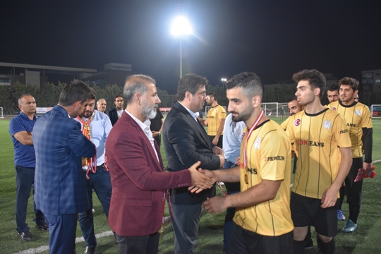 Sivas Kongresinin 100.Yılına ithafen düzenlenen futbol turnuvası Sultangazi Sivas Gençlik Platformu ve  (MADEF) Malatya Dernekler Federasyonu arasında oynanan Cumhuriyet Kupası maçı Cebeci Spor Kompleksinde gerçekleşti.