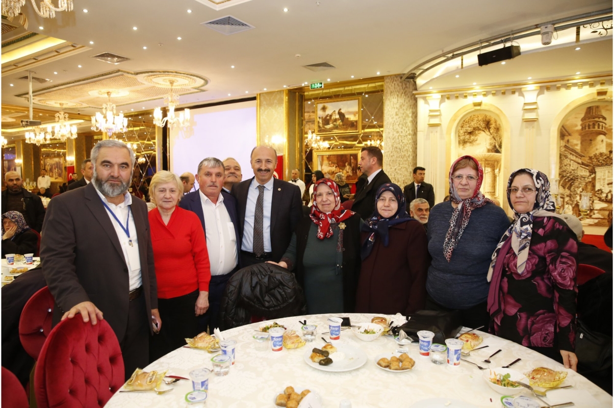 Sultangazi Belediyesi, Dünya Yaşlılar Günü öncesi Sultangazili çınarlarla biraraya geldi. Programda konuşma yapan Sultangazi Belediye Başkanı Cahit Altunay, derin bir tarihe ve köklü bir kültüre sahip olduğumuzu belirterek, “Bu kültürü oluşturan yaşlılarımıza şükran borçluyuz. Kültürümüzü yaşatabilmek, önümüzdeki nesillere aktarmak sorumluluğunu taşıyoruz” dedi.