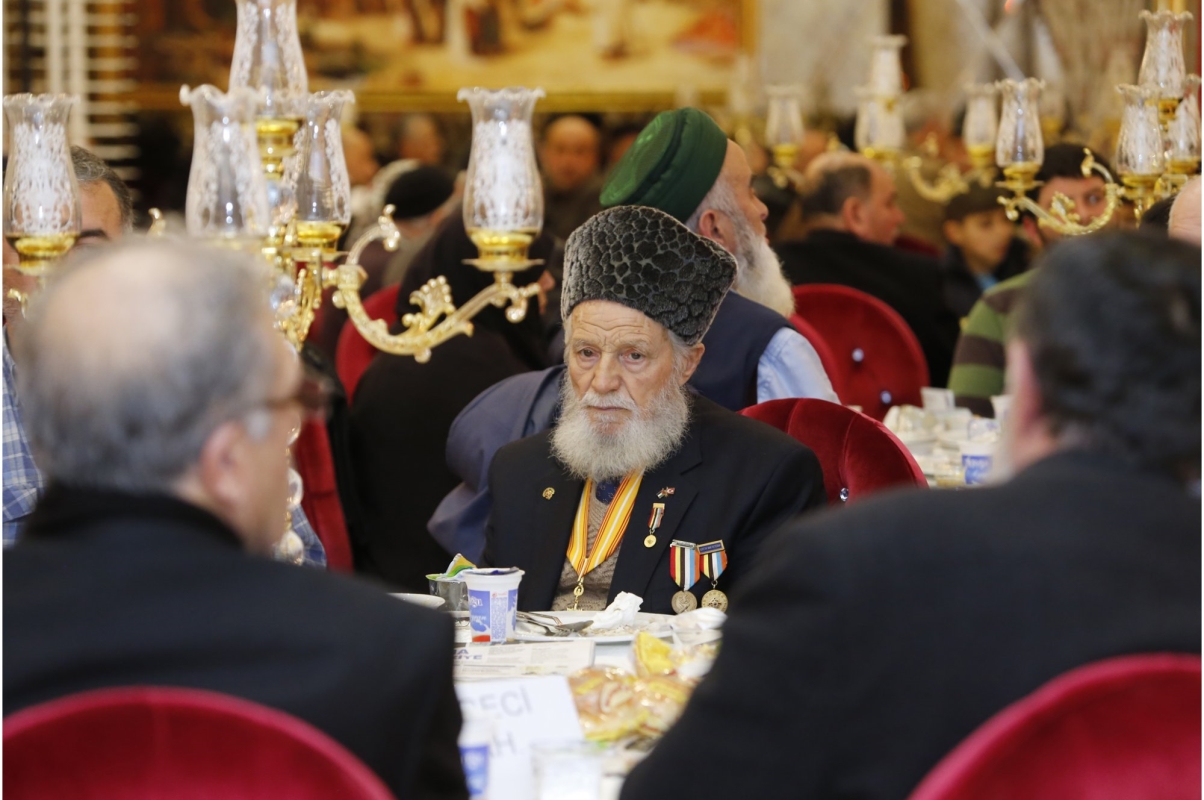 Sultangazi Belediyesi, Dünya Yaşlılar Günü öncesi Sultangazili çınarlarla biraraya geldi. Programda konuşma yapan Sultangazi Belediye Başkanı Cahit Altunay, derin bir tarihe ve köklü bir kültüre sahip olduğumuzu belirterek, “Bu kültürü oluşturan yaşlılarımıza şükran borçluyuz. Kültürümüzü yaşatabilmek, önümüzdeki nesillere aktarmak sorumluluğunu taşıyoruz” dedi.
