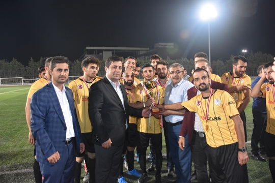 Sivas Kongresinin 100.Yılına ithafen düzenlenen futbol turnuvası Sultangazi Sivas Gençlik Platformu ve  (MADEF) Malatya Dernekler Federasyonu arasında oynanan Cumhuriyet Kupası maçı Cebeci Spor Kompleksinde gerçekleşti.