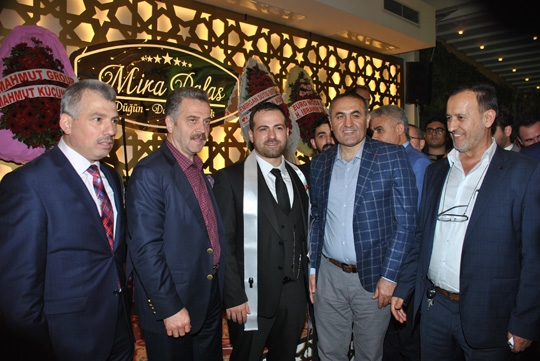 Günaydın Grup Yönetim Kurulu Başkanı Mustafa - Sultan Günaydın çiftinin kızları Dilara, Süleyman- Ayşe Emanet’in oğulları Ahmet, Mira Palas’ta düzenlenen görkemli düğün töreniyle dünya evine girdi.