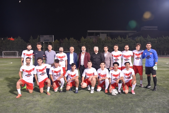 Sivas Kongresinin 100.Yılına ithafen düzenlenen futbol turnuvası Sultangazi Sivas Gençlik Platformu ve  (MADEF) Malatya Dernekler Federasyonu arasında oynanan Cumhuriyet Kupası maçı Cebeci Spor Kompleksinde gerçekleşti.