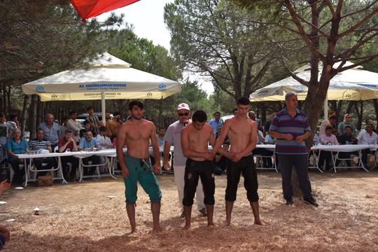 Sultangazi Durağanlılar Derneği piknik havasında keşkek ve güreş şöleni düzenledi