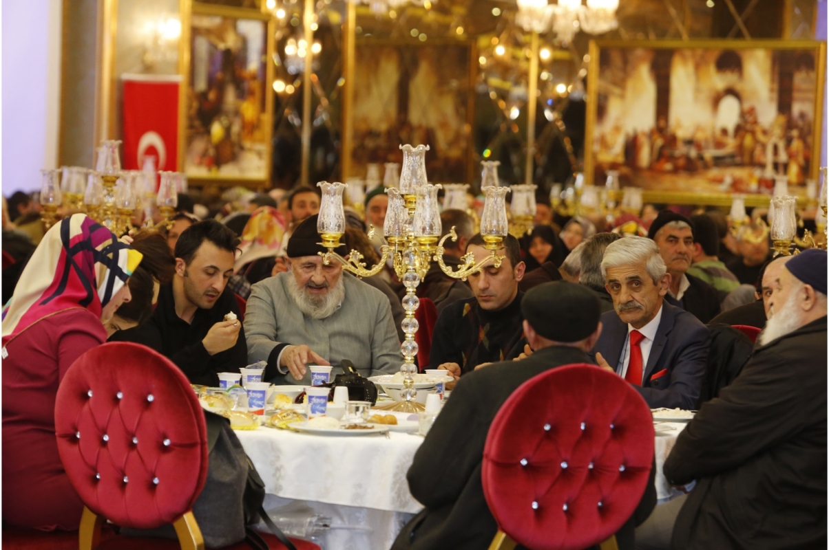 Sultangazi Belediyesi, Dünya Yaşlılar Günü öncesi Sultangazili çınarlarla biraraya geldi. Programda konuşma yapan Sultangazi Belediye Başkanı Cahit Altunay, derin bir tarihe ve köklü bir kültüre sahip olduğumuzu belirterek, “Bu kültürü oluşturan yaşlılarımıza şükran borçluyuz. Kültürümüzü yaşatabilmek, önümüzdeki nesillere aktarmak sorumluluğunu taşıyoruz” dedi.