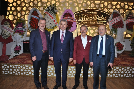 Günaydın Grup Yönetim Kurulu Başkanı Mustafa - Sultan Günaydın çiftinin kızları Dilara, Süleyman- Ayşe Emanet’in oğulları Ahmet, Mira Palas’ta düzenlenen görkemli düğün töreniyle dünya evine girdi.