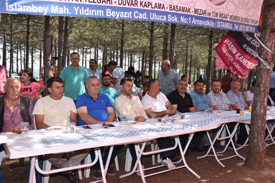 Sultangazi Durağanlılar Derneği piknik havasında keşkek ve güreş şöleni düzenledi