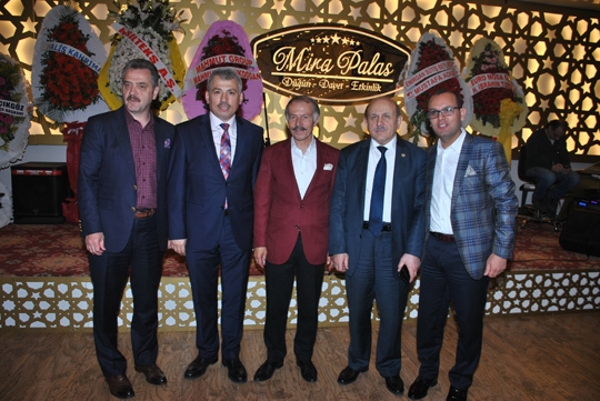 Günaydın Grup Yönetim Kurulu Başkanı Mustafa - Sultan Günaydın çiftinin kızları Dilara, Süleyman- Ayşe Emanet’in oğulları Ahmet, Mira Palas’ta düzenlenen görkemli düğün töreniyle dünya evine girdi.