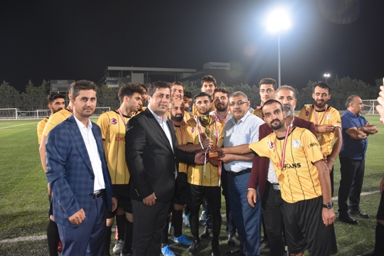 Sivas Kongresinin 100.Yılına ithafen düzenlenen futbol turnuvası Sultangazi Sivas Gençlik Platformu ve  (MADEF) Malatya Dernekler Federasyonu arasında oynanan Cumhuriyet Kupası maçı Cebeci Spor Kompleksinde gerçekleşti.