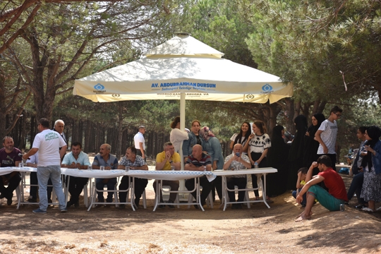 Sultangazi Durağanlılar Derneği piknik havasında keşkek ve güreş şöleni düzenledi