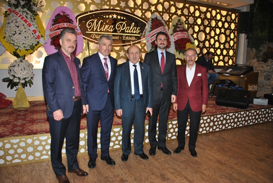 Günaydın Grup Yönetim Kurulu Başkanı Mustafa - Sultan Günaydın çiftinin kızları Dilara, Süleyman- Ayşe Emanet’in oğulları Ahmet, Mira Palas’ta düzenlenen görkemli düğün töreniyle dünya evine girdi.