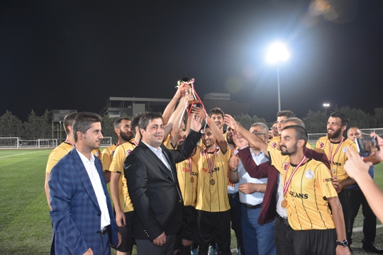 Sivas Kongresinin 100.Yılına ithafen düzenlenen futbol turnuvası Sultangazi Sivas Gençlik Platformu ve  (MADEF) Malatya Dernekler Federasyonu arasında oynanan Cumhuriyet Kupası maçı Cebeci Spor Kompleksinde gerçekleşti.