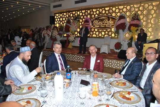 Günaydın Grup Yönetim Kurulu Başkanı Mustafa - Sultan Günaydın çiftinin kızları Dilara, Süleyman- Ayşe Emanet’in oğulları Ahmet, Mira Palas’ta düzenlenen görkemli düğün töreniyle dünya evine girdi.