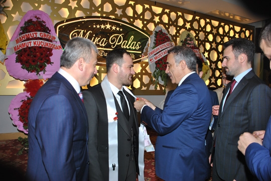 Günaydın Grup Yönetim Kurulu Başkanı Mustafa - Sultan Günaydın çiftinin kızları Dilara, Süleyman- Ayşe Emanet’in oğulları Ahmet, Mira Palas’ta düzenlenen görkemli düğün töreniyle dünya evine girdi.