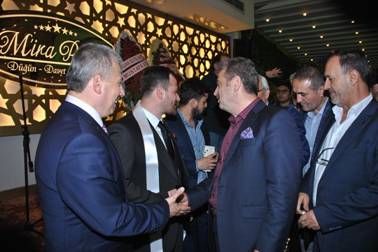 Günaydın Grup Yönetim Kurulu Başkanı Mustafa - Sultan Günaydın çiftinin kızları Dilara, Süleyman- Ayşe Emanet’in oğulları Ahmet, Mira Palas’ta düzenlenen görkemli düğün töreniyle dünya evine girdi.