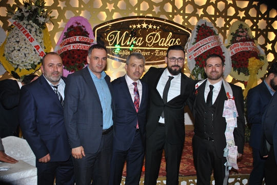 Günaydın Grup Yönetim Kurulu Başkanı Mustafa - Sultan Günaydın çiftinin kızları Dilara, Süleyman- Ayşe Emanet’in oğulları Ahmet, Mira Palas’ta düzenlenen görkemli düğün töreniyle dünya evine girdi.