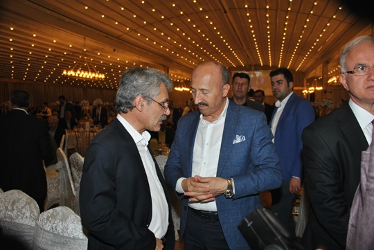 Günaydın Grup Yönetim Kurulu Başkanı Mustafa - Sultan Günaydın çiftinin kızları Dilara, Süleyman- Ayşe Emanet’in oğulları Ahmet, Mira Palas’ta düzenlenen görkemli düğün töreniyle dünya evine girdi.