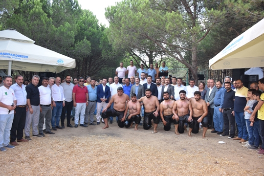 Sultangazi Durağanlılar Derneği piknik havasında keşkek ve güreş şöleni düzenledi