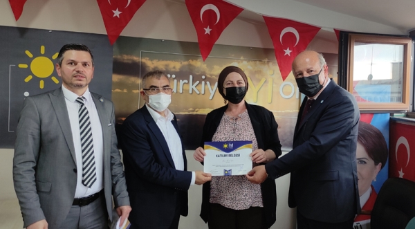 İYİ PARTİ'DE YENİ ÜYELERE ROZETLERİ TAKILDI