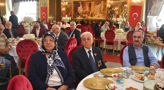 Sultangazi'de  Gaziler onuruna yemek verildi