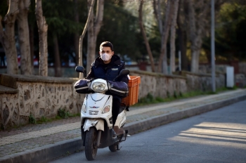 ‘Evde Kal’ Çağrısına Uymayan Vatandaşlar Sahillere Ve Parklara Akın Etti
