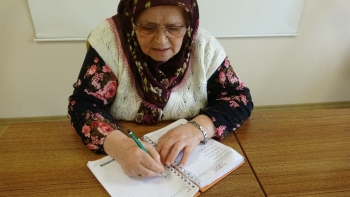 (Özel) 70 Yaşında Okuma Yazma Öğrenen Ayşe Teyze Hayatının Kitabını Yazıyor
