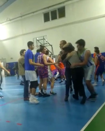 (Özel) Basketbol Maçında Hakemlere Tekmeli Yumruklu Saldırı Kamerada
