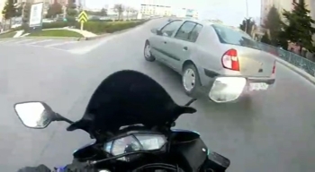 (Özel) Büyükçekmece’De Motosikletli Aniden Yola Çıkan Otomobile Çarptı
