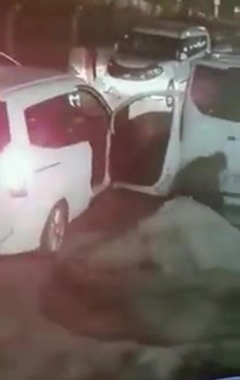 (Özel) Hırsızın, Minibüsün Altındaki Stepne Lastiği Çaldığı Anlar Kamerada
