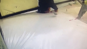 (Özel) İstanbul’Da Dehşet Anları Kamerada: Genç Kadını Sünger Kurtardı
