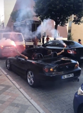 (Özel) İstanbul’Da Silahlı, Çakarlı Ve Kuralsız Düğün Konvoyu Terörü Kamerada
