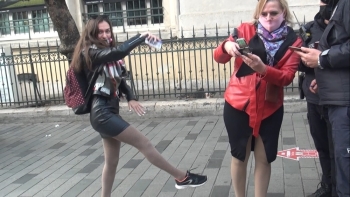 (Özel) İstiklal’De İlginç Anlar, Maske Cezası Kesilen Turist Böyle Dans Etti
