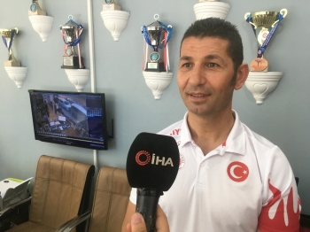 (Özel) Milli Antrenör Salonuna Sığınan Kadına Böyle Sahip Çıktı
