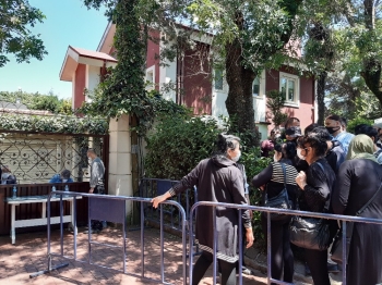 (Özel) Özbekistan Başkonsolosluğu Önünde Yardım Kuyruğu
