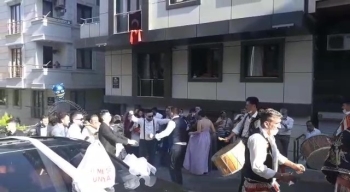 (Özel) Sokak Ortasında Sosyal Mesafesiz Maskesiz Düğün Eğlencesi
