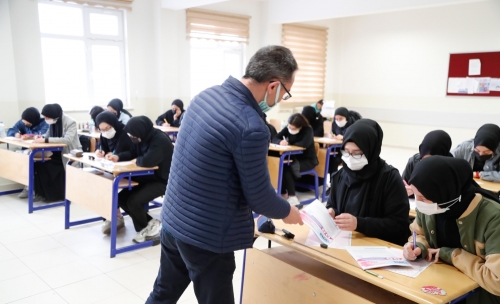 2 BİN 500 ÖĞRENCİ DENEME SINAVINA GİRDİ