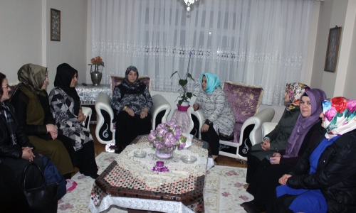 Ak Kadınlardan “Sevgi Bohçası”