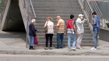 Asansör Bozuk Olunca Yaşlı Vatandaşları Polisler Sahile Taşıdı
