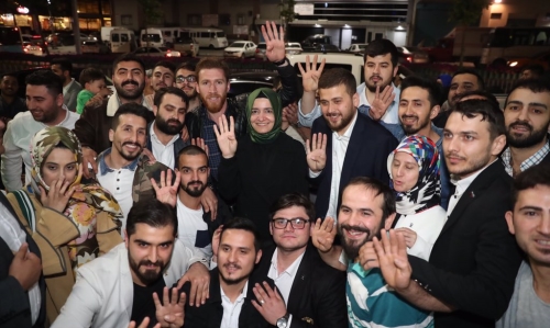 Bakan Kaya, Sultangazi'de gençlerle bir araya geldi