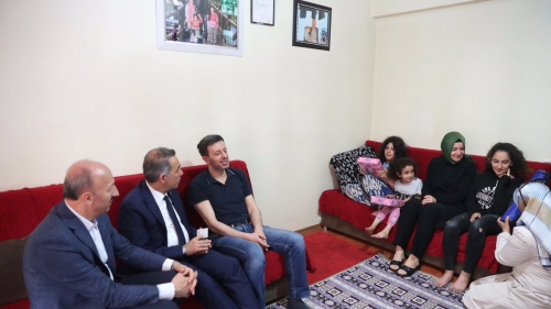 Bakan Kaya,Babayı Kızlarını Okula Göndermeye İkna Etti