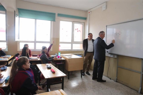 Başkan Remzi Aydın'dan Cumhuriyet Ortaokulu'na ziyaret